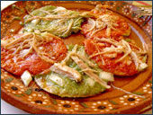 Chalupa servida en plato de barro, clásíco dos verde y dos rojas.